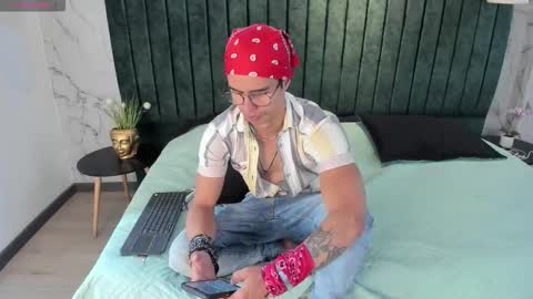 Snapshot of brandon_starkk chatting on October 31, 11:44 am brandon_starkk online show from October 31, 11:44 am