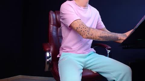 Snapshot of brandontatex chatting on October 30, 6:26 am BrandonTateX online show from October 30, 6:26 am