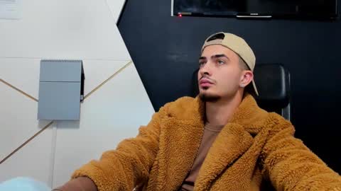 Snapshot of brandontatex chatting on December 18, 7:25 am BrandonTateX online show from December 18, 7:25 am