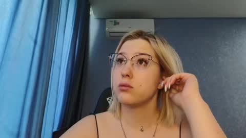Snapshot of brandy__stars chatting on May 28, 4:43 am Belle online show from May 28, 4:43 am