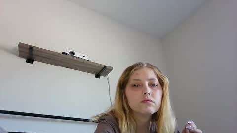 Snapshot of breezyxlove chatting on April 21, 4:12 pm Breezyxlove online show from April 21, 4:12 pm