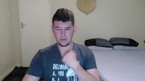 Snapshot of brendansexyboy098754 chatting on December 3, 3:09 am ask me lol online show from December 3, 3:09 am