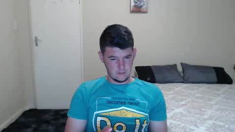 Snapshot of brendansexyboy098754 chatting on December 5, 3:26 am ask me lol online show from December 5, 3:26 am