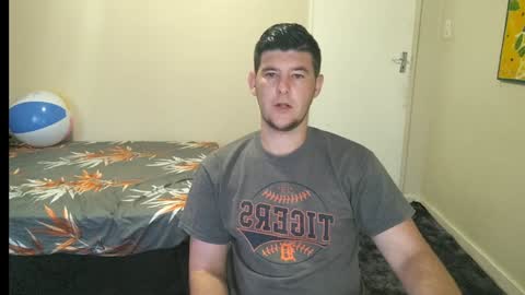 Snapshot of brendansexyboy098754 chatting on January 27, 3:47 am ask me lol online show from January 27, 3:47 am