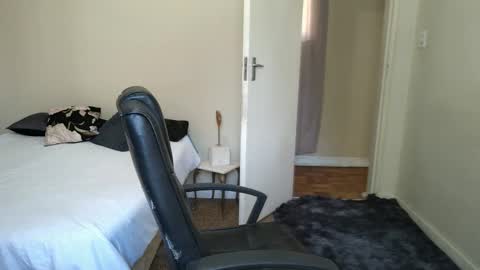 Snapshot of brendansexyboy098754 chatting on September 16, 9:10 am ask me lol online show from September 16, 9:10 am