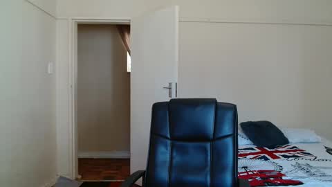 Snapshot of brendansexyboy098754 chatting on November 2, 8:17 am ask me lol online show from November 2, 8:17 am