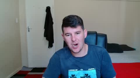 Snapshot of brendansexyboy098754 chatting on November 19, 8:25 am ask me lol online show from November 19, 8:25 am