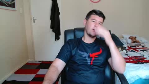 Snapshot of brendansexyboy098754 chatting on February 8, 5:11 am ask me lol online show from February 8, 5:11 am