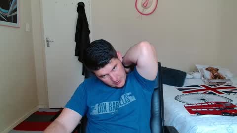 Snapshot of brendansexyboy098754 chatting on February 9, 8:51 am ask me lol online show from February 9, 8:51 am