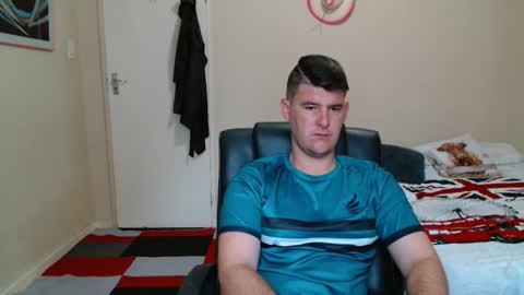 Snapshot of brendansexyboy098754 chatting on February 12, 4:18 am ask me lol online show from February 12, 4:18 am