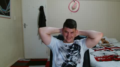 Snapshot of brendansexyboy098754 chatting on February 13, 4:30 am ask me lol online show from February 13, 4:30 am