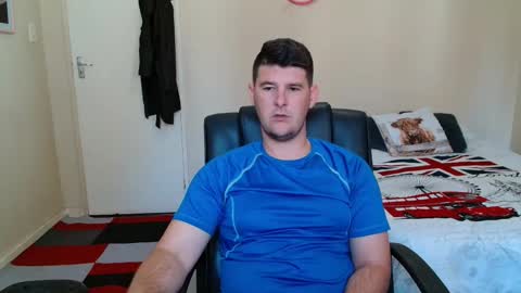 Snapshot of brendansexyboy098754 chatting on February 18, 8:10 am ask me lol online show from February 18, 8:10 am