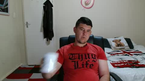 Snapshot of brendansexyboy098754 chatting on February 19, 3:35 am ask me lol online show from February 19, 3:35 am