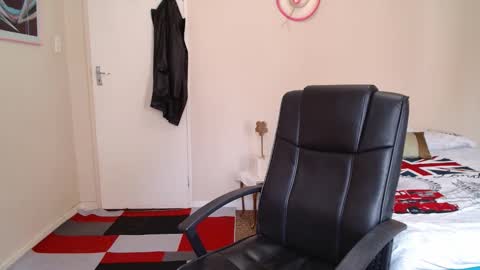 Snapshot of brendansexyboy098754 chatting on February 26, 6:12 am ask me lol online show from February 26, 6:12 am