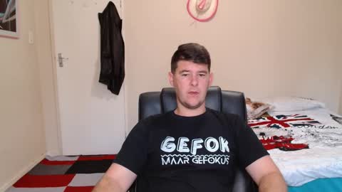 Snapshot of brendansexyboy098754 chatting on February 27, 4:12 am ask me lol online show from February 27, 4:12 am