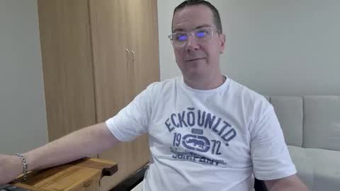 Snapshot of brettdj chatting on December 17, 1:17 pm Brett online show from December 17, 1:17 pm