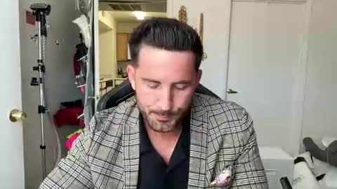 Brett Mycles online show from July 23, 6:39 pm