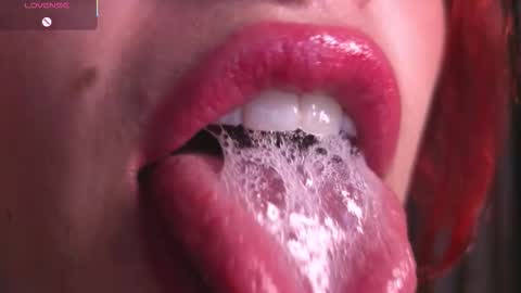 Snapshot of bri_von_dhara_ chatting on December 5, 3:37 am Bri online show from December 5, 3:37 am