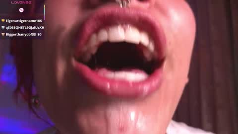 Snapshot of bri_von_dhara_ chatting on December 5, 3:41 pm Bri online show from December 5, 3:41 pm