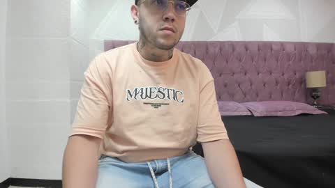 Snapshot of brian_chiki chatting on February 6, 10:32 pm Brian Chiki online show from February 6, 10:32 pm