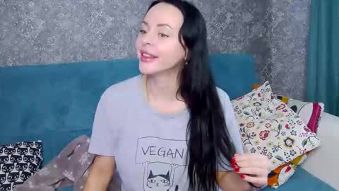 Snapshot of brilliant_doll chatting on November 25, 2:55 am Nika online show from November 25, 2:55 am