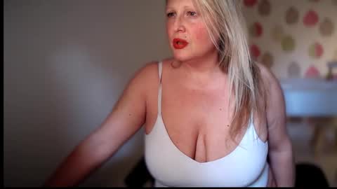 Snapshot of british_bella chatting on February 9, 12:09 pm British Bella online show from February 9, 12:09 pm