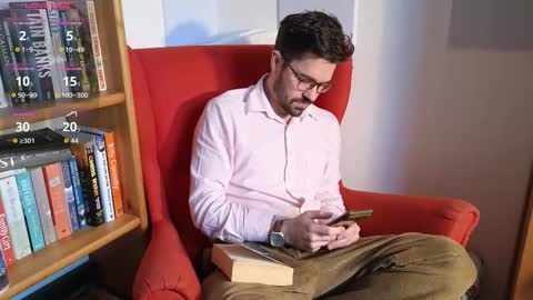 Snapshot of britishpoet69 chatting on December 4, 11:30 am British Poet online show from December 4, 11:30 am