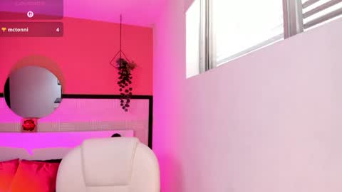 Snapshot of britney_collins_ chatting on June 22, 2:14 pm britney_collins_ online show from June 22, 2:14 pm
