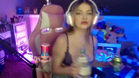 Snapshot of britneyskylarx chatting on December 4, 5:39 am britneyskylarx online show from December 4, 5:39 am