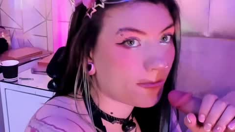 Snapshot of broklin_white23 chatting on May 15, 1:40 pm online show from May 15, 1:40 pm