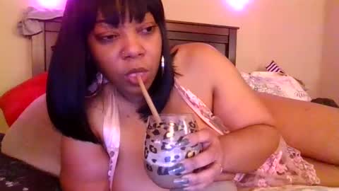 Snapshot of brownroundrenee chatting on January 12, 10:45 am brownroundrenee online show from January 12, 10:45 am