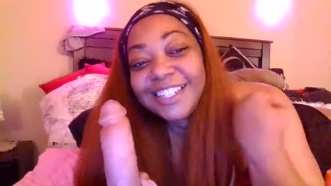 Snapshot of brownroundrenee chatting on February 4, 9:52 pm brownroundrenee online show from February 4, 9:52 pm