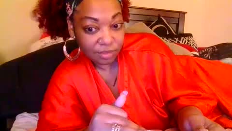 Snapshot of brownroundrenee chatting on February 8, 9:57 pm brownroundrenee online show from February 8, 9:57 pm