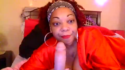 Snapshot of brownroundrenee chatting on February 14, 10:49 am brownroundrenee online show from February 14, 10:49 am