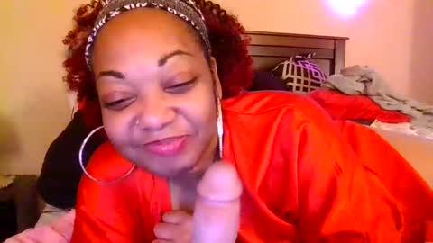 Snapshot of brownroundrenee chatting on February 14, 5:25 pm brownroundrenee online show from February 14, 5:25 pm
