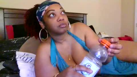 Snapshot of brownroundrenee chatting on September 17, 9:44 am brownroundrenee online show from September 17, 9:44 am