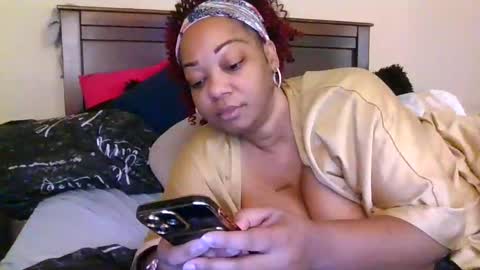 Snapshot of brownroundrenee chatting on September 27, 9:47 am brownroundrenee online show from September 27, 9:47 am