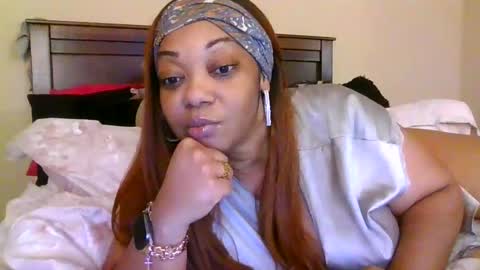 Snapshot of brownroundrenee chatting on October 9, 10:13 am brownroundrenee online show from October 9, 10:13 am