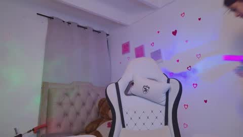 SARAH  online show from March 25, 9:15 am