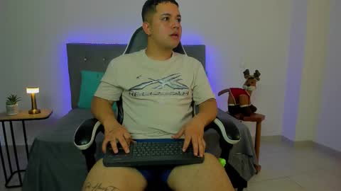 Snapshot of bry_hillx chatting on November 27, 1:35 pm Bry Hill online show from November 27, 1:35 pm