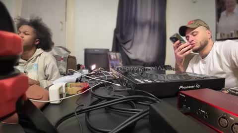 Snapshot of bull2wives chatting on December 14, 2:06 am bull2wives online show from December 14, 2:06 am