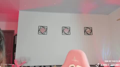 Snapshot of burbuja_cosmic chatting on June 21, 1:19 am Im Val Welcome to my room My instagram Bubble cosmic online show from June 21, 1:19 am