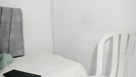 Snapshot of burbuja_evans chatting on February 15, 12:04 am burbuja_evans online show from February 15, 12:04 am