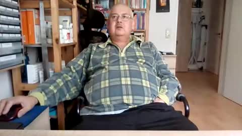 Snapshot of busibaer666 chatting on May 15, 10:55 am busi online show from May 15, 10:55 am