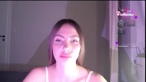 Snapshot of butterflys_ chatting on December 3, 3:43 pm Lauren online show from December 3, 3:43 pm