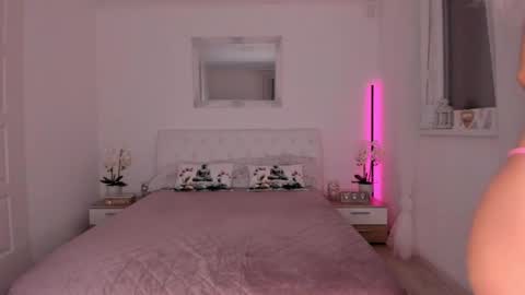 Nicolah  Steven Bond online show from April 11, 7:18 pm