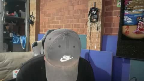 Snapshot of buzzzzzzz01 chatting on December 14, 8:41 am buzzzzzzz01 online show from December 14, 8:41 am