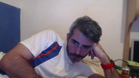 Snapshot of c0llinfarrell chatting on December 1, 7:25 pm Collin Farrel online show from December 1, 7:25 pm