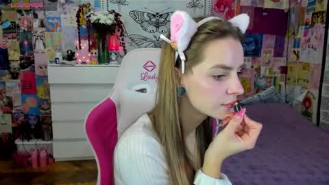 Emily  online show from October 28, 6:21 pm