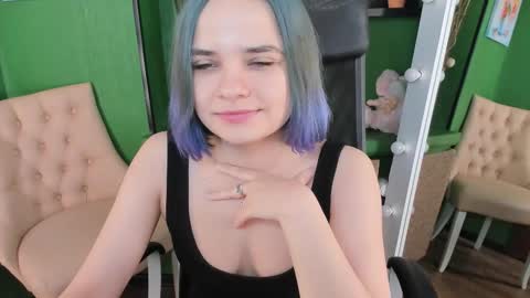 Snapshot of caitlin_crazy chatting on December 3, 9:40 am Gina online show from December 3, 9:40 am